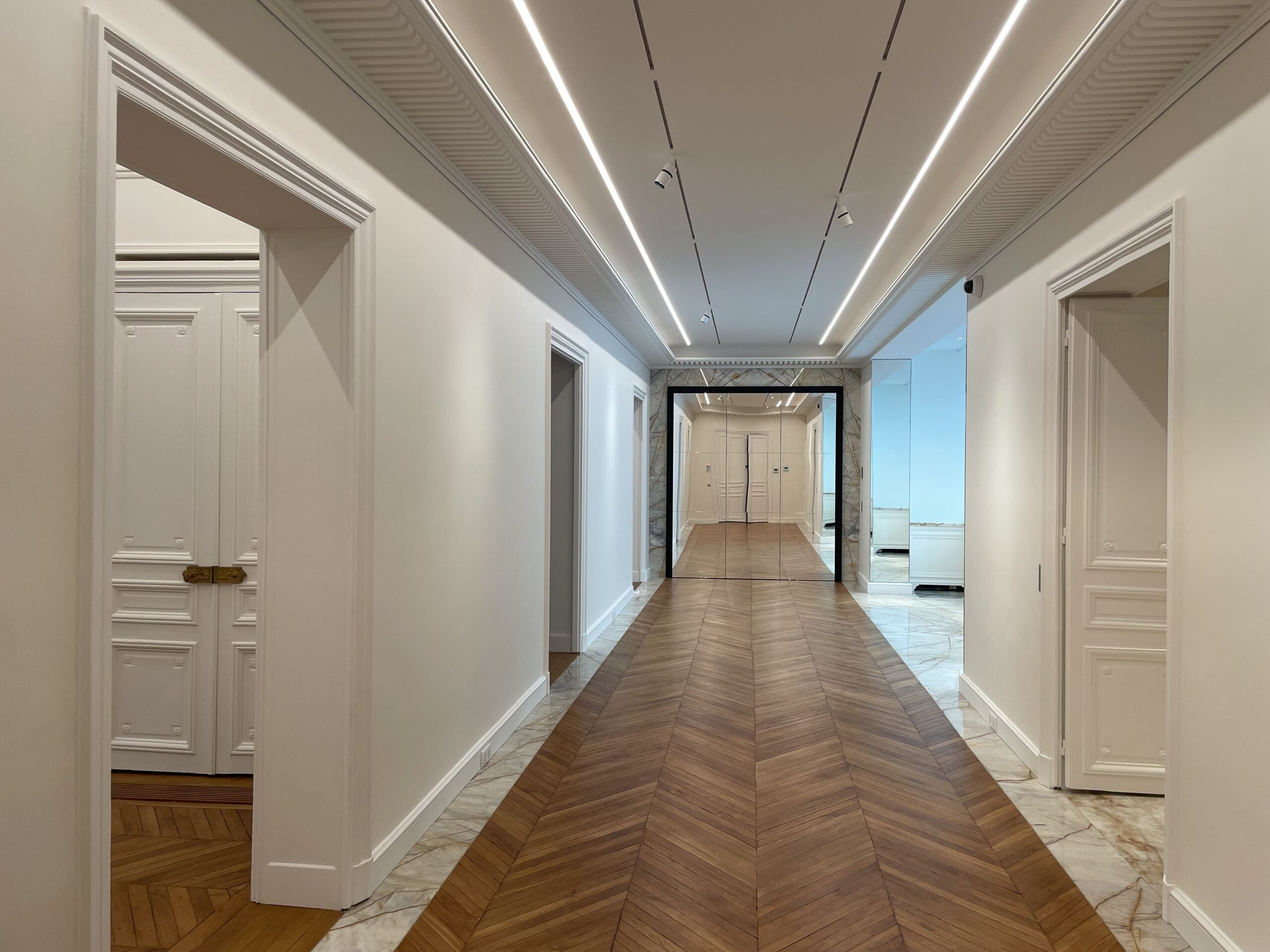 éléments décoratifs en bois porte et couloirs