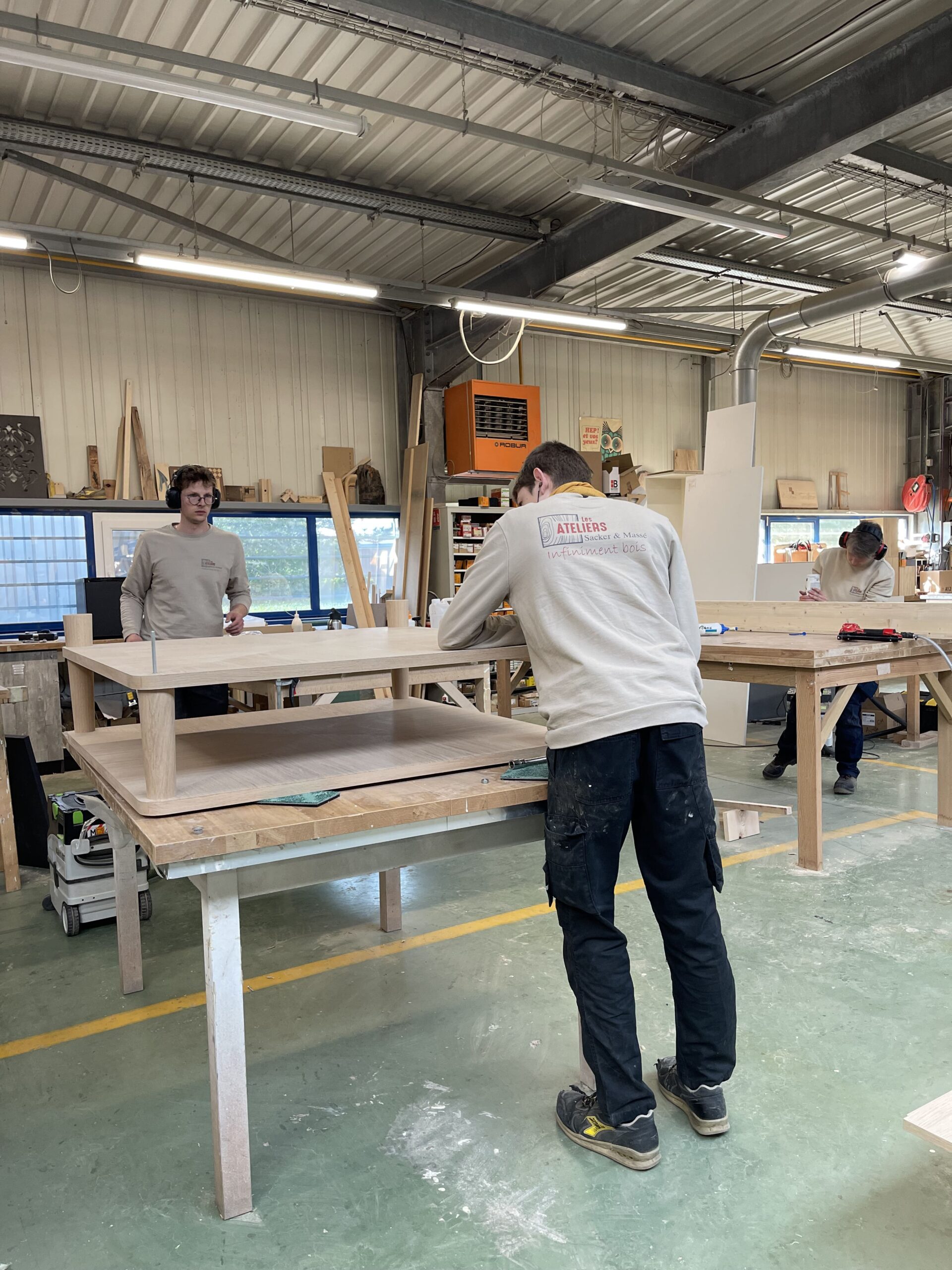 les apprentis dans les ateliers de Sacker & Massé
